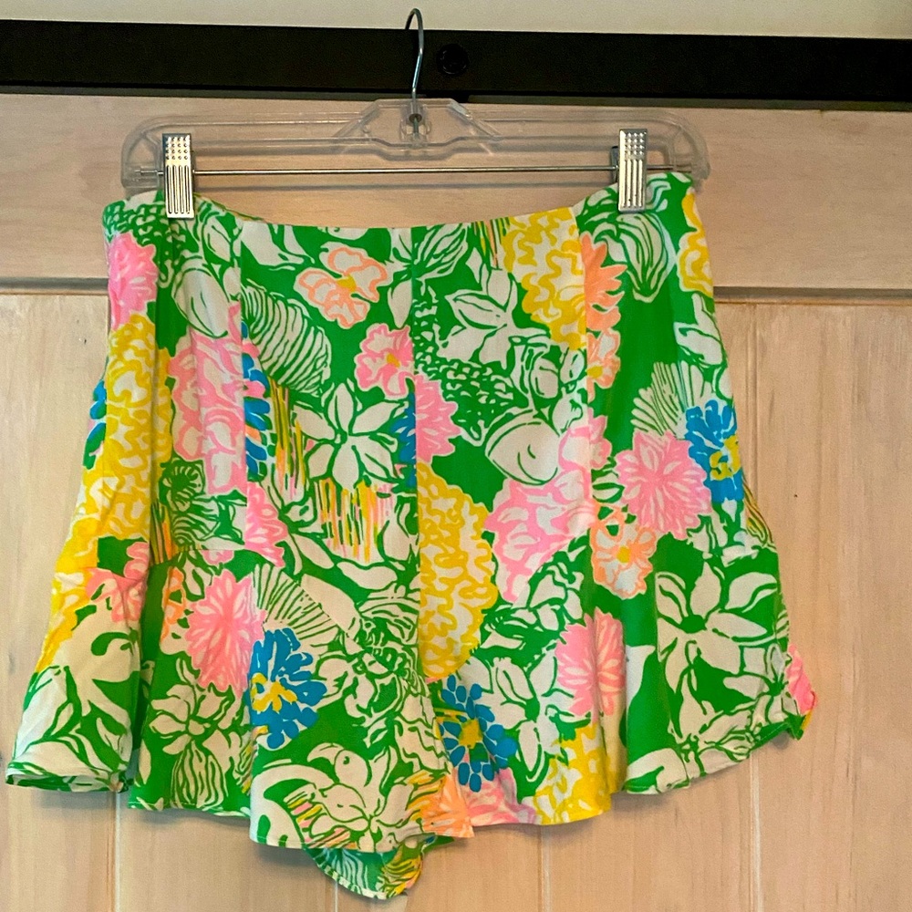Lilly Pulitzer Floral Ruffle Bottom Shorts w/zip
